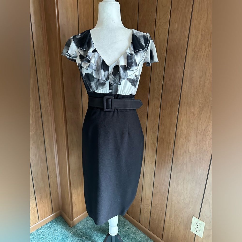 White House Black Market Woman’s Butterfly Sleeve Bodycon Dress